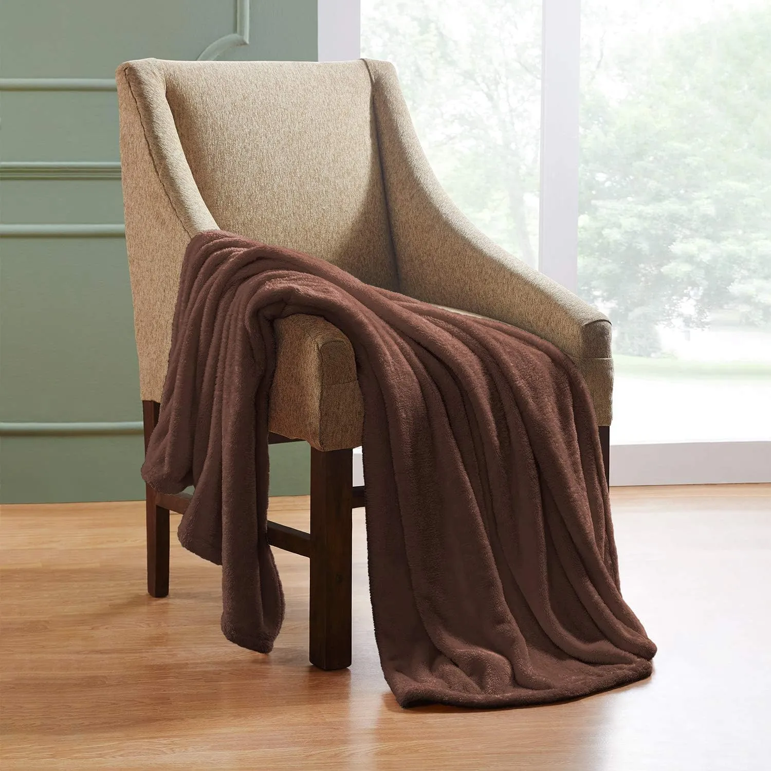 Superior Classic Solid Fleece Blanket, Thick, Cozy, Warm Blankets, Velvety Soft Plush Bedding and Sofa Throw, Cute Bedroom Decor, Fuzzy Cover, Medium Weight Comfort Essentials, Twin, Chocolate